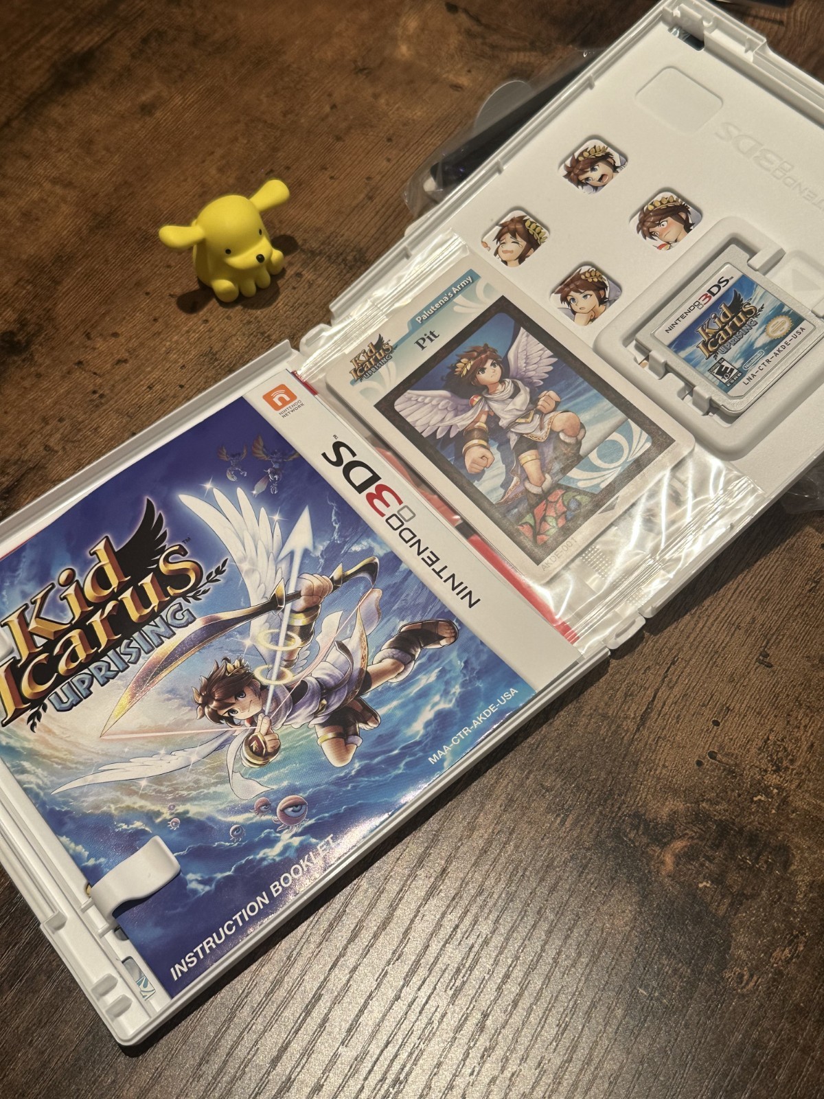 ♫ BIG BOX Kid Icarus: Uprising (Nintendo 3DS) (2012) CIB w/CARDS AND 3DS STAND!